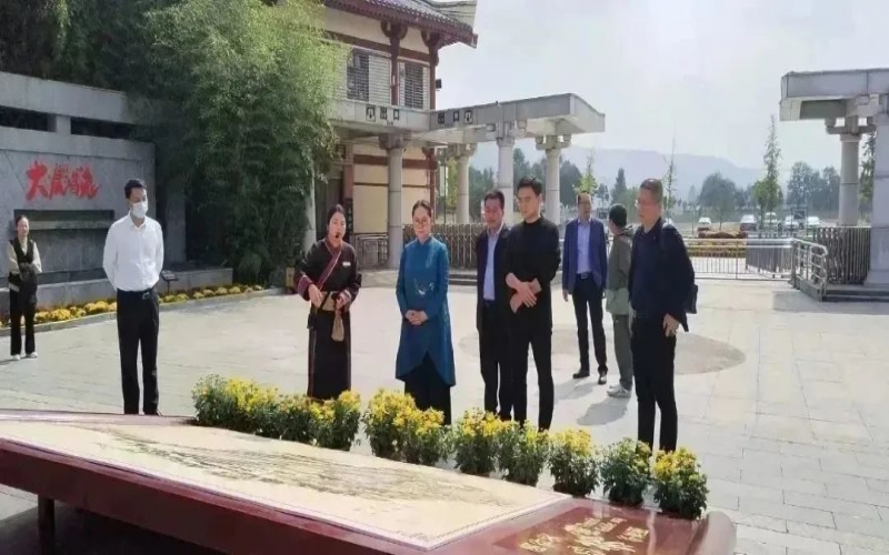 全國人大代表、中國民間商會副會長、全聯(lián)女企業(yè)家商會會長、天津榮程祥泰集團董事會主席張榮華到靈寶市考察傳統(tǒng)文化保護傳承