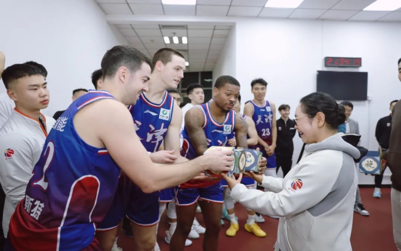 天津先行者兩連勝！張榮華主席給球員送上一份“特殊”禮物