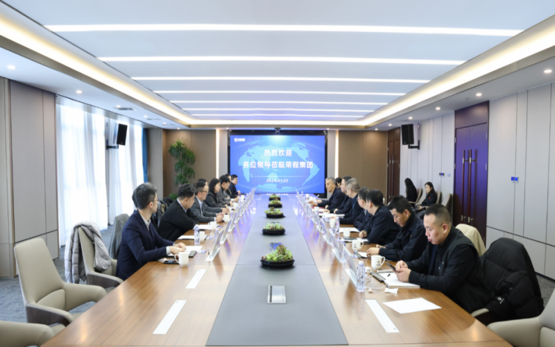 信德集團業(yè)務(wù)發(fā)展部總監(jiān)袁偉強、榮華控股企業(yè)集團執(zhí)行總裁郝曉嬋一行到榮程集團參觀座談