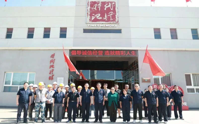高溫慰問到一線 炎炎夏日送清涼！集團(tuán)領(lǐng)導(dǎo)到時(shí)代記憶館慰問升級(jí)改造現(xiàn)場(chǎng)一線員工