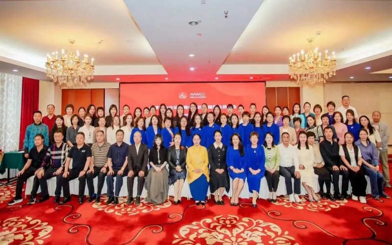 全聯(lián)女企業(yè)家商會會長、榮程集團(tuán)董事會主席張榮華出席內(nèi)蒙古女企業(yè)家商會第四屆理事會員大會