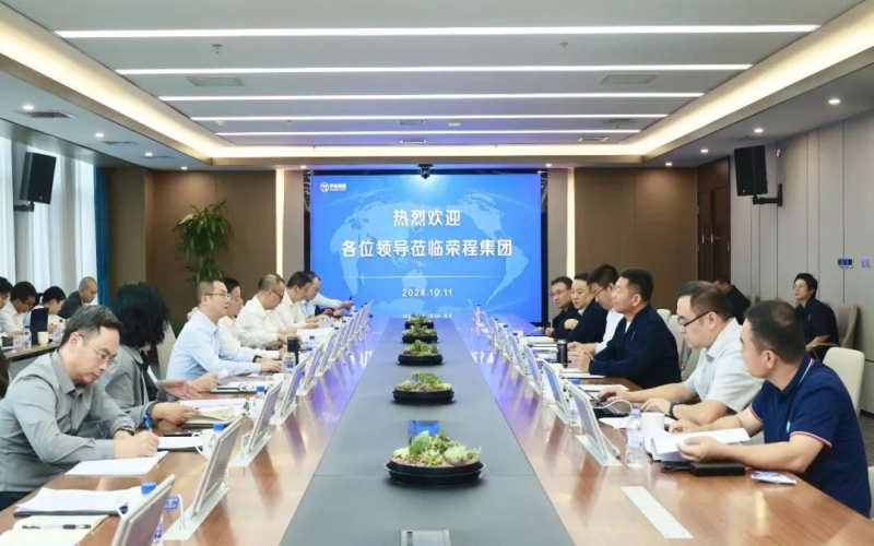 內(nèi)江市威遠(yuǎn)縣委書記蘭徐、內(nèi)江市經(jīng)濟合作局黨組書記王昌雄一行到榮程集團考察交流